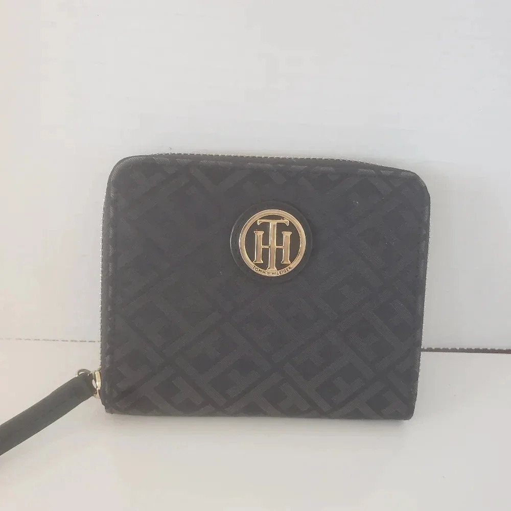 Tommy Hilfiger Woman's Small Black Zip Around Wallet.